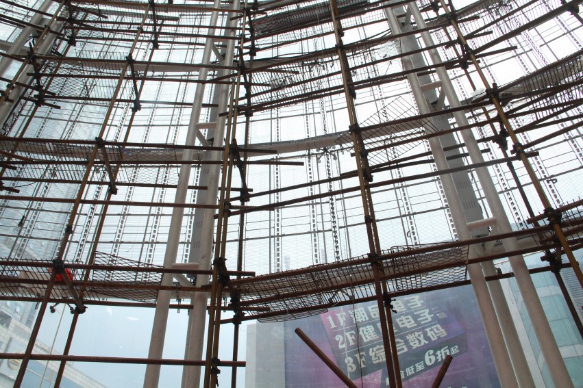 深圳华强电子世界LED透明大屏安装过程