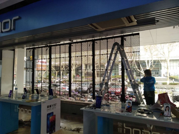 瑞普创新高亮LED透明屏点亮山东国美电器玻璃橱窗