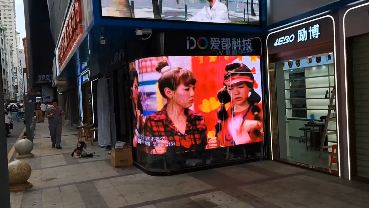 LED透明屏P3.91-7.82装饰华强北店铺橱窗，对外显示亮度高