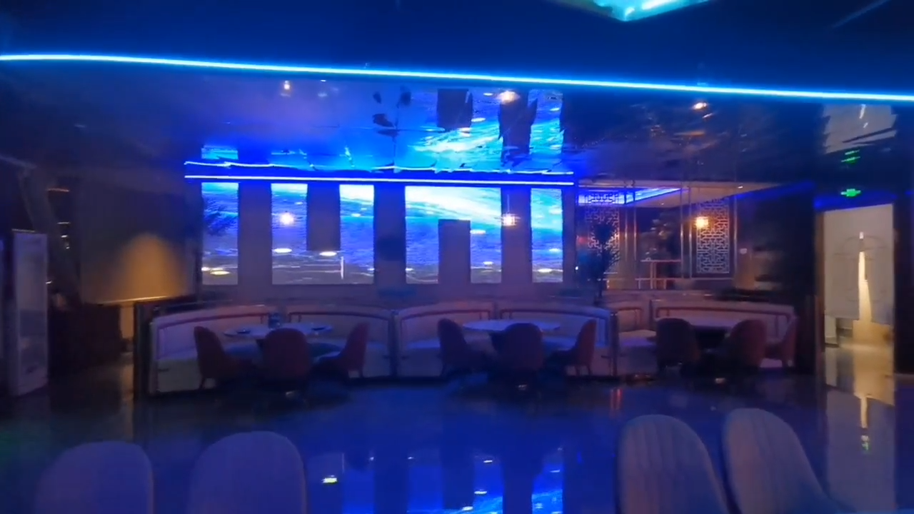 海南音乐餐吧装上了LED透明显示屏