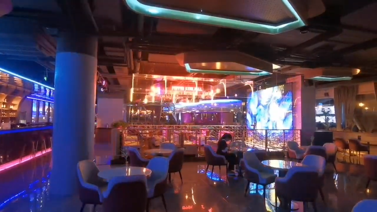 海南音乐餐吧装上了LED透明显示屏