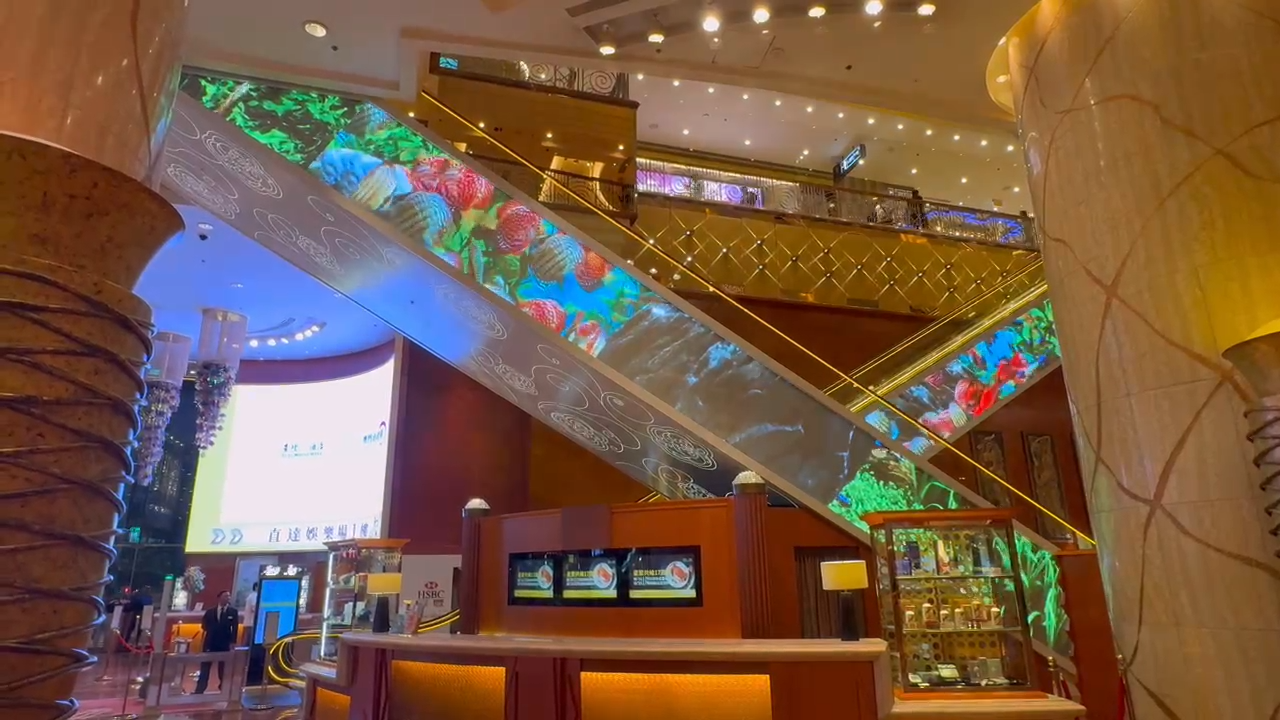 澳门娱乐场电动扶梯玻璃上的LED晶膜屏