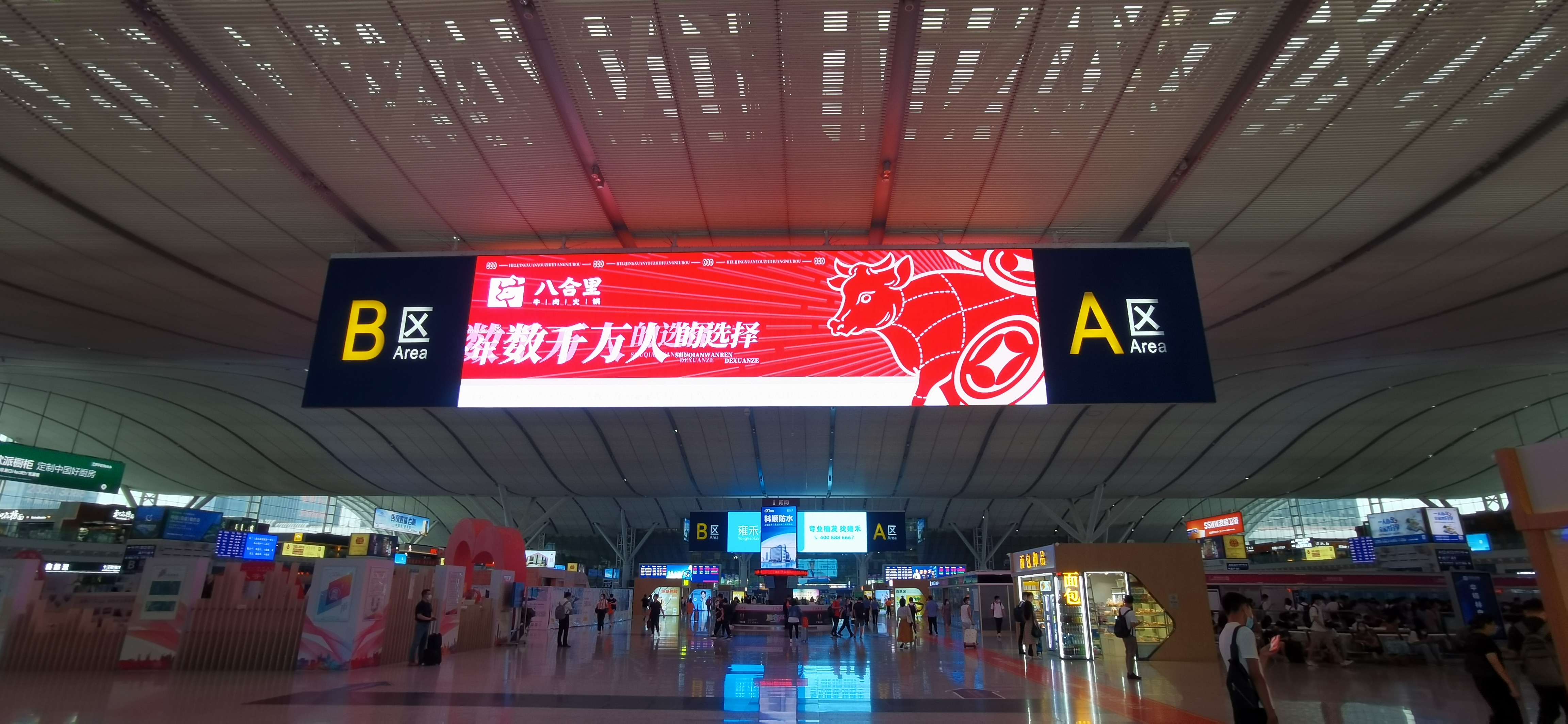 深圳北站600平方3.125LED透明屏
